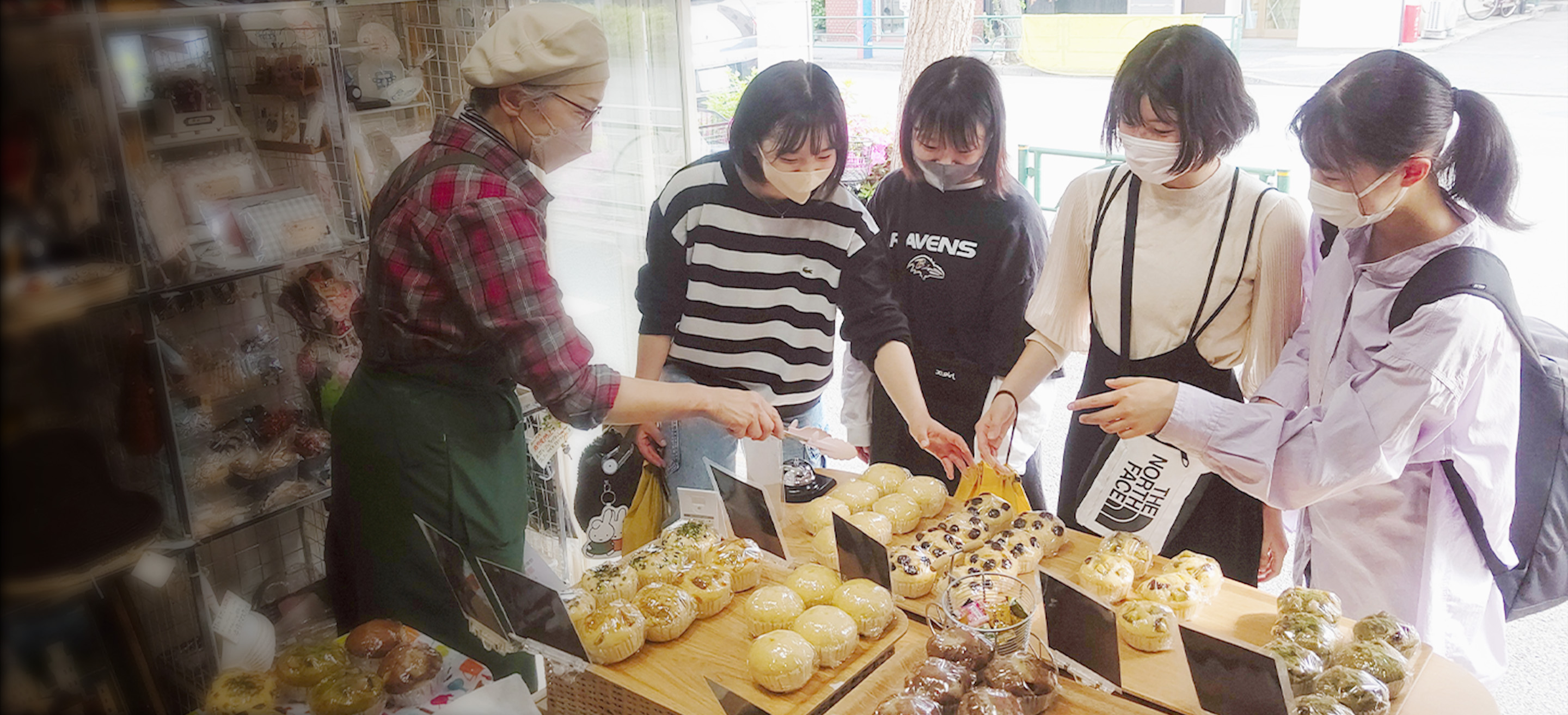 購入に来てくれた女学生がた